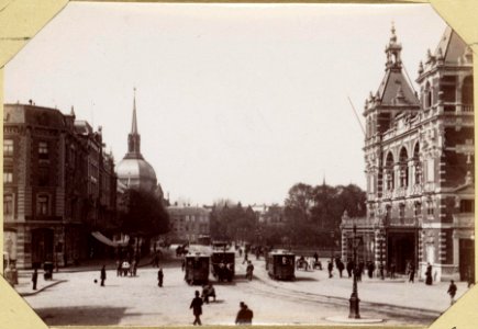 Het Leidscheplein, ziende op de Schouwburg en de Koepelkerk