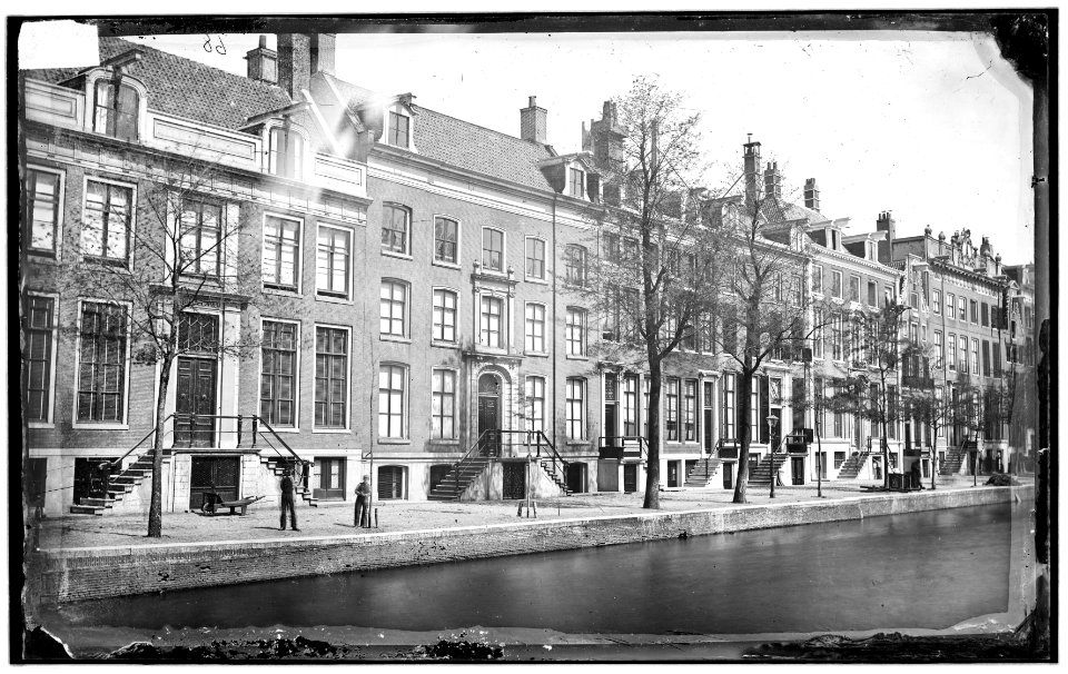 Herengracht 595-611. Op nummer 595 Brentano's Steun des Ouderdoms. Oorspronkelijke kabinetfoto uitgegeven door A. Jager