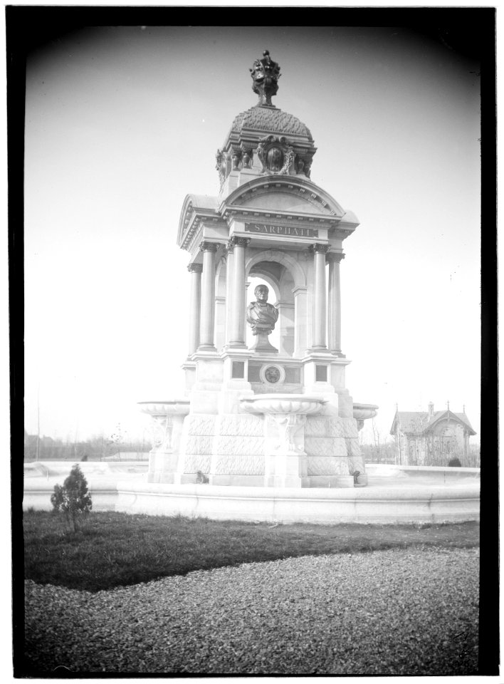 Het monument voor Samuel Sarphati in het Sarphatipark, onthuld in 1886. Foto oorspronkelijk uitgegeven door A. Jager