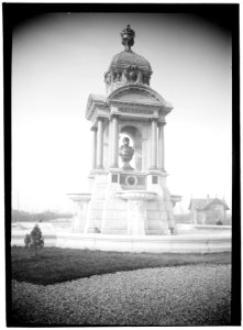 Het monument voor Samuel Sarphati in het Sarphatipark, onthuld in 1886. Foto oorspronkelijk uitgegeven door A. Jager