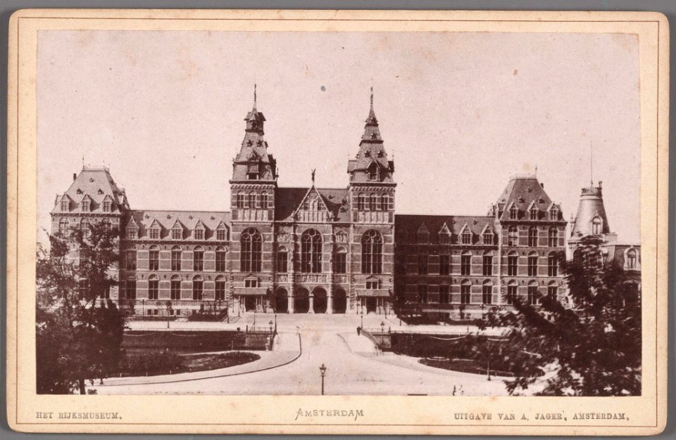 Het in 1885 voltooide Rijksmuseum, 010005000815. De wijzerplaat van de de torenklok is in 1890 aangebracht