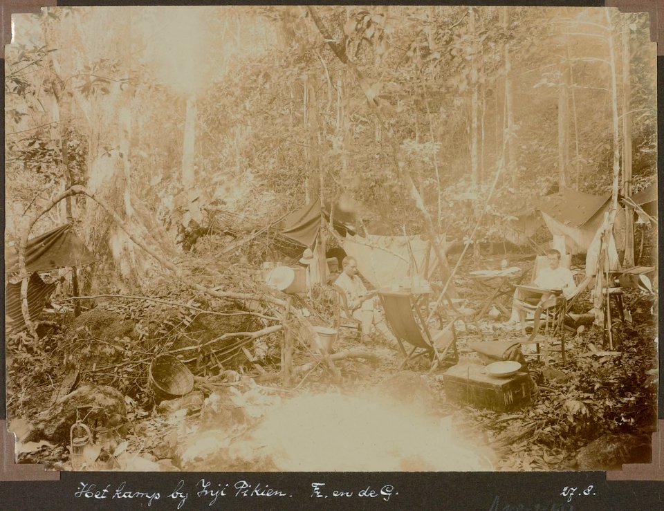 Het kamp bij Ingie Pikien. A. Franssen en C.H. de Goeje (27 Augustus)