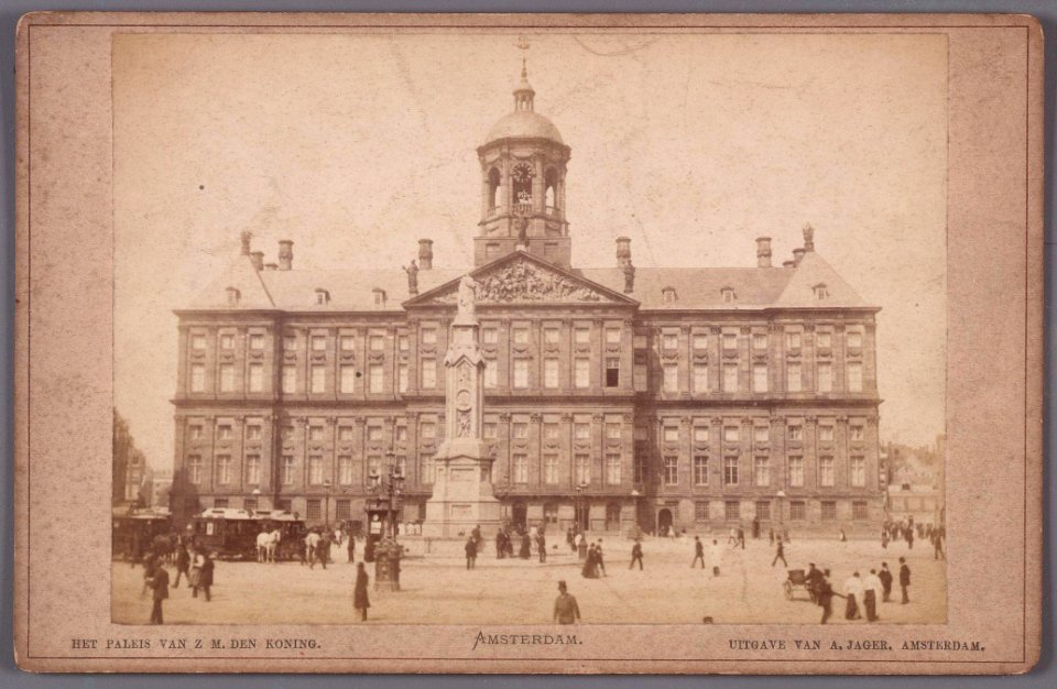 Het Koninklijk Paleis op de Dam. Daarvoor het 'Monument ter herinnering aan den volksgeest van 1830-1831'