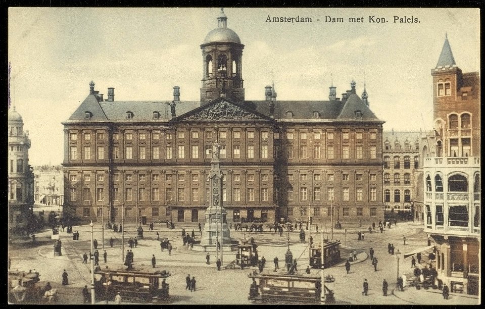 Het Koninklijk Paleis, Dam 14 met daarvoor Naatje op de Dam. Uitgever Brouwer & van de Veer, Afb ANWU01678000014