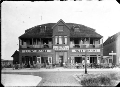 Het pand van pension-lunchroom Juliana aan de Zeeweg, na de verbouwing tot Hotel Stroomer - Regionaal Archief Alkmaar - FO1400096