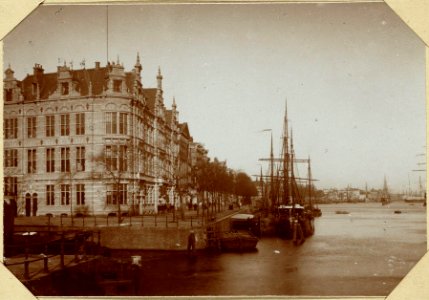 Het Oosterdok, ziende op de Kweekschool voor de Zeevaart aan de Prins Hendrikkade photo