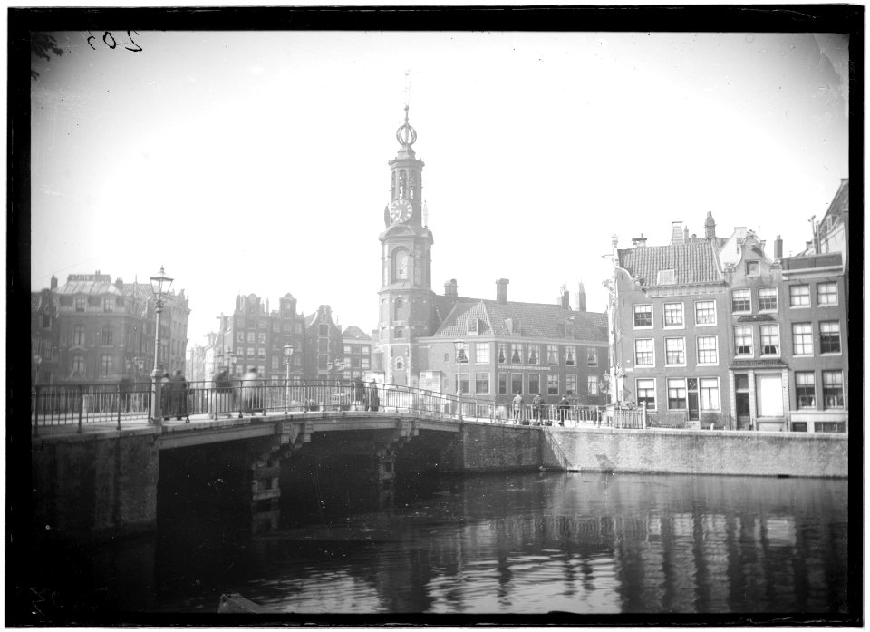 Het Rokin met de vernieuwde Doelensluis (Brug 220), gezien vanaf de Oude Turfmarkt
