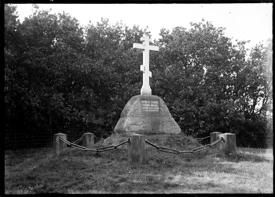 Het Russisch Monument op de plaats waar de Russenweg en de Notweg samenkomen - Regionaal Archief Alkmaar - FO1400029