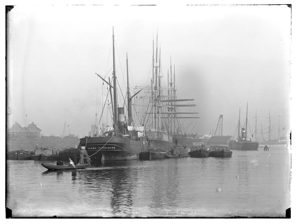Het schip Norma Flensburg in het Oosterdok gezien naar de Piet Heinkade Jacob Olie (max res)