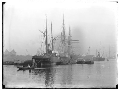 Het schip Norma Flensburg in het Oosterdok gezien naar de Piet Heinkade Jacob Olie (max res)