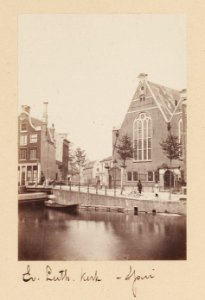 Het Singel met op nummer 411 de Oude Lutherse Kerk hoek Spui met inks daarvan Singel 409. Half-stereofoto