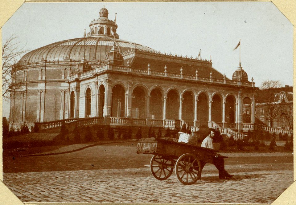Het Panoramagebouw aan de Plantage Middenlaan