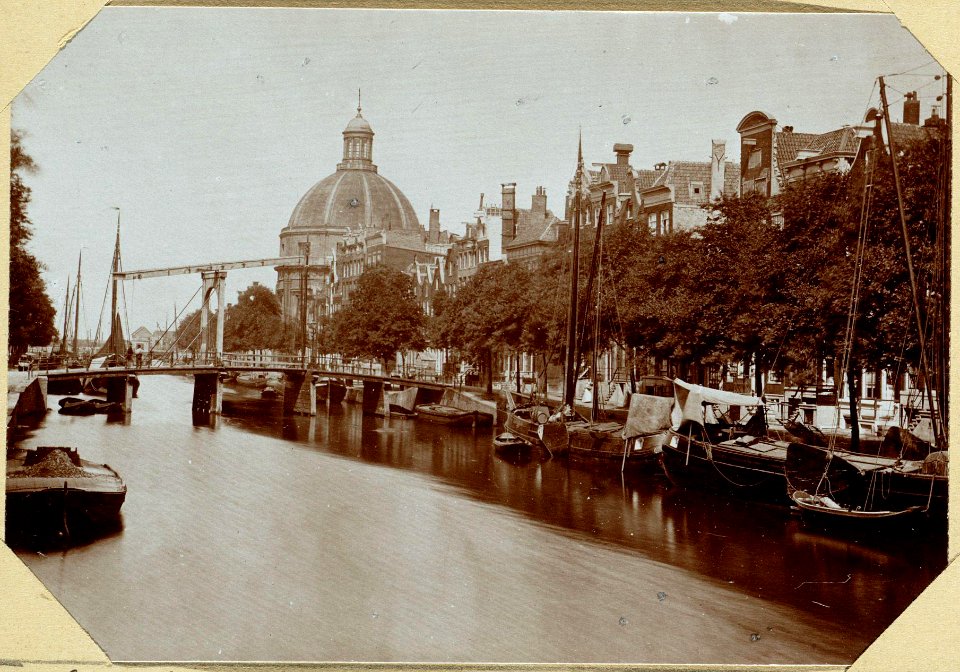 Het Singel, ziende op de Brug voor de Korsjespoortsteeg en op de Ronde Luthersche Kerk
