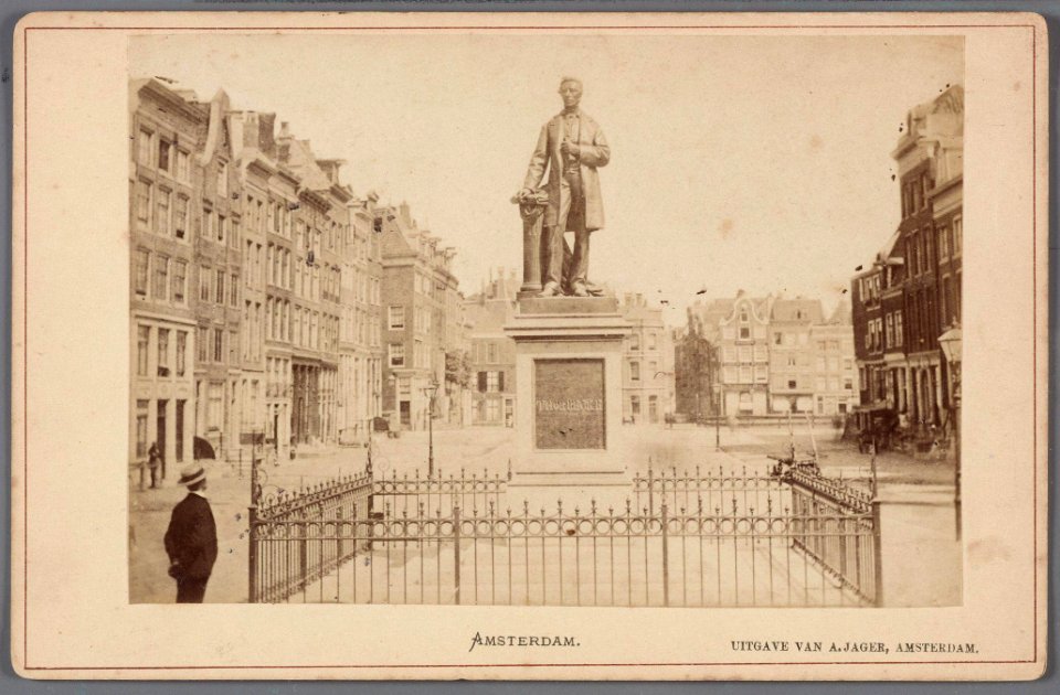 Het standbeeld van de liberale politicus J.R. Thorbecke op het Thorbeckeplein-001