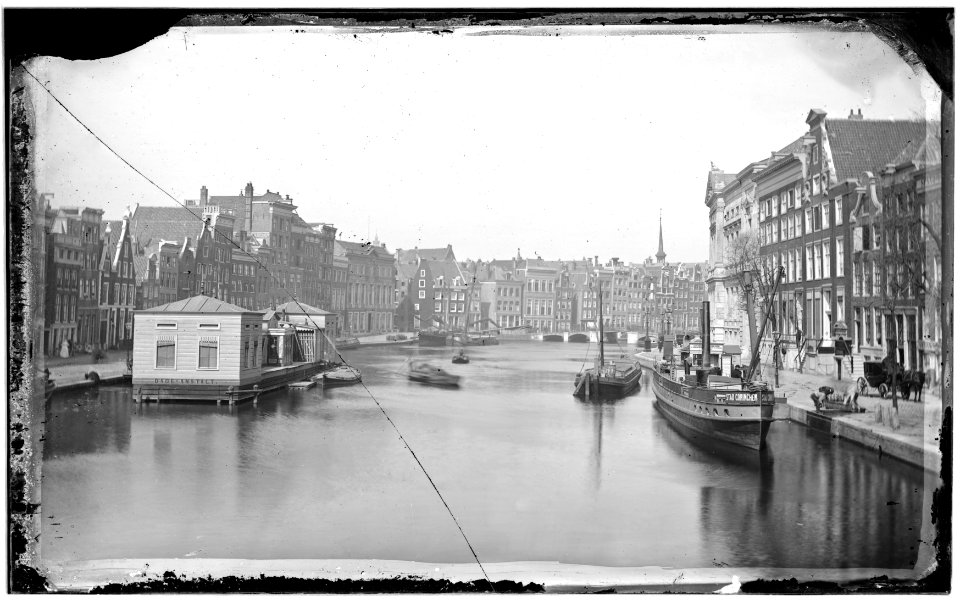 Het Rokin gezien vanaf de Doelenbrug in noordelijke richting, met links het badhuis en rechts de Oude Turfmarkt