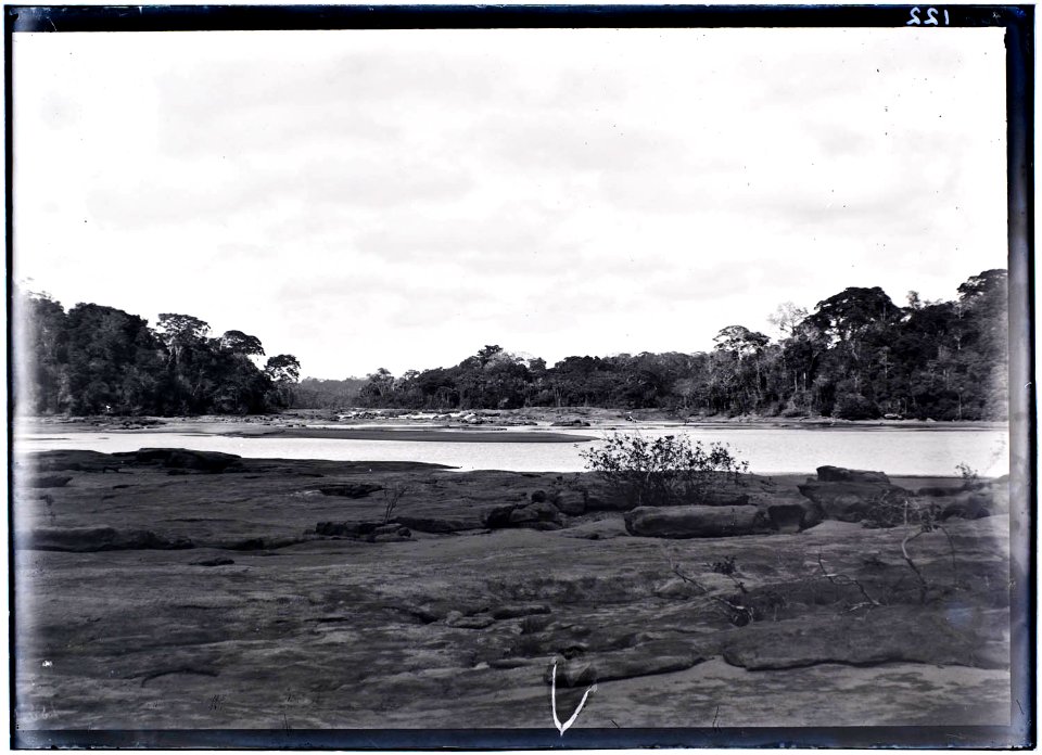 Het stroomgebied van de Tapanahoni-rivier in Suriname gezien vanaf een rotsachtige oever