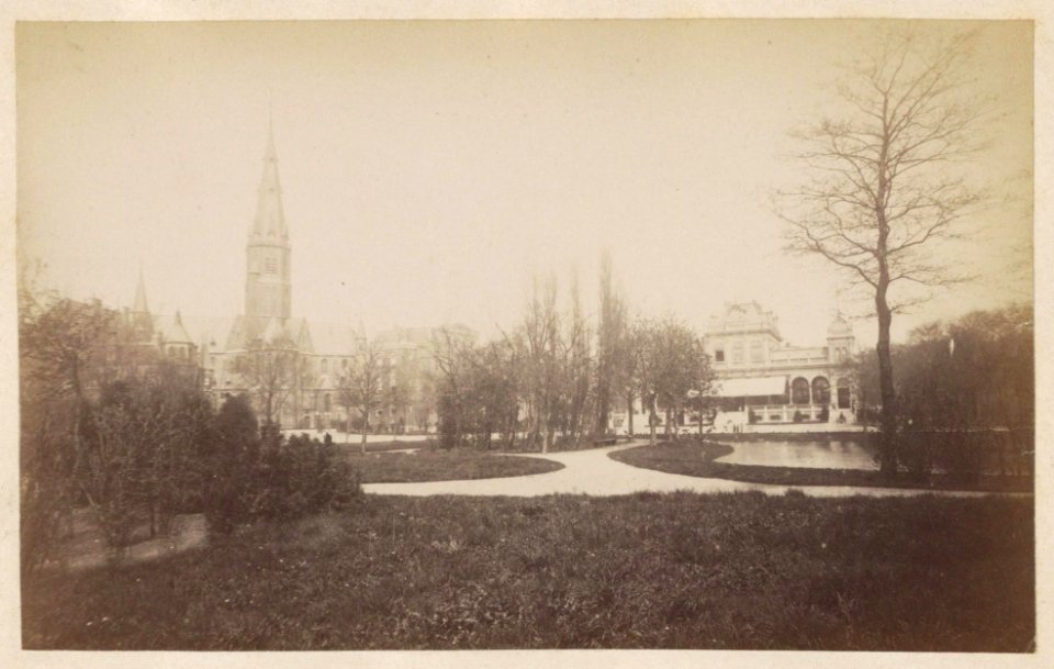 Het Vondelpark, gezien naar de rooms-katholieke Vondelkerk in de Vondelstraat en het Paviljoen