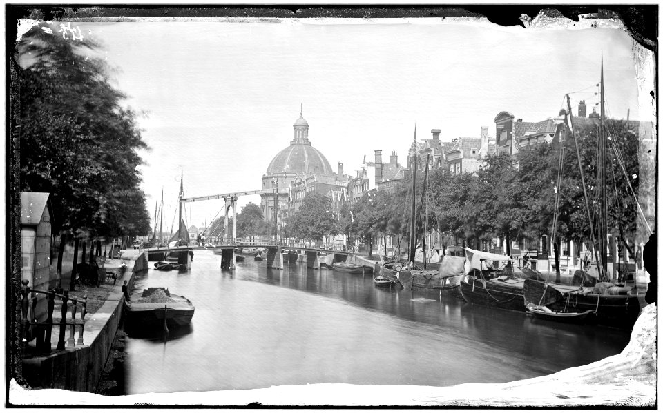 Het Singel gezien in noordelijke richting naar de Korsjesbrug (Brug 12). Jager