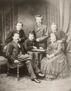 Hermann Krone mit seiner Familie, Selbstbildnis (um 1875) (Zeno Fotografie)