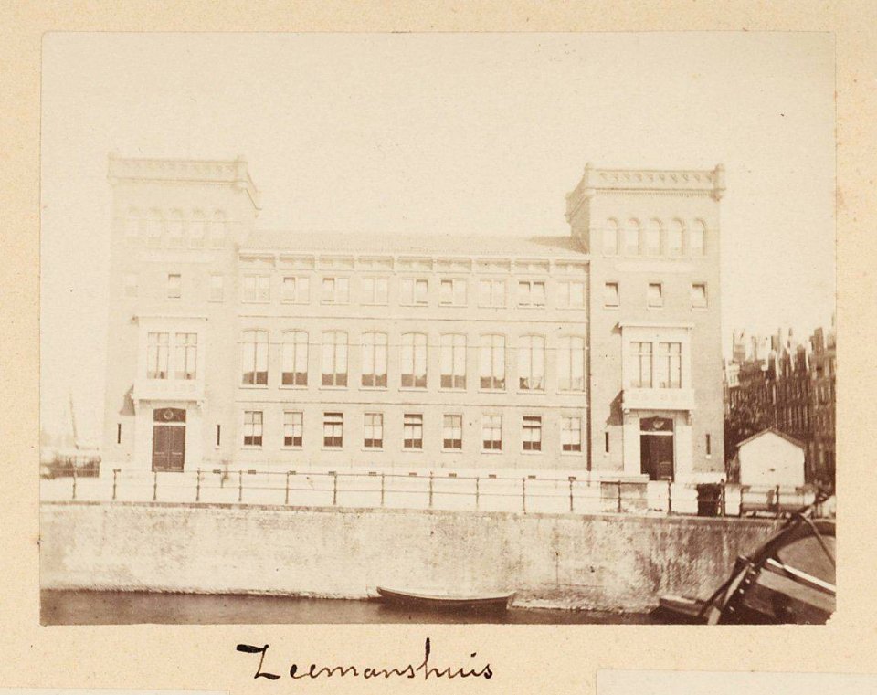 Het Zeemanshuis aan het Kadijksplein 17-18. Op de voorgrond de Schippersgracht. Half-stereofoto