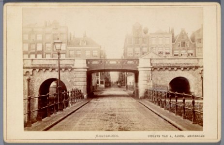 Het spoorwegviaduct voor de Buiten Oranjestraat, aangelegd vanaf 1872 photo