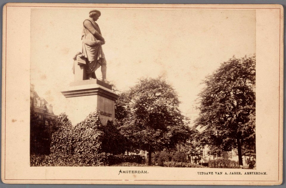 Het standbeeld van Rembrandt in het plantsoen op het Rembrandtplein