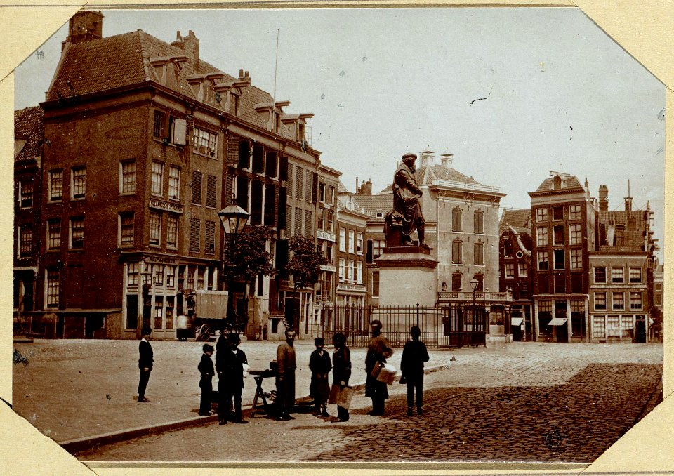 Het standbeeld van Rembrandt op het voormalige Kaasplein (sic) vóór de Reguliersdwarsstraat - verplaatst