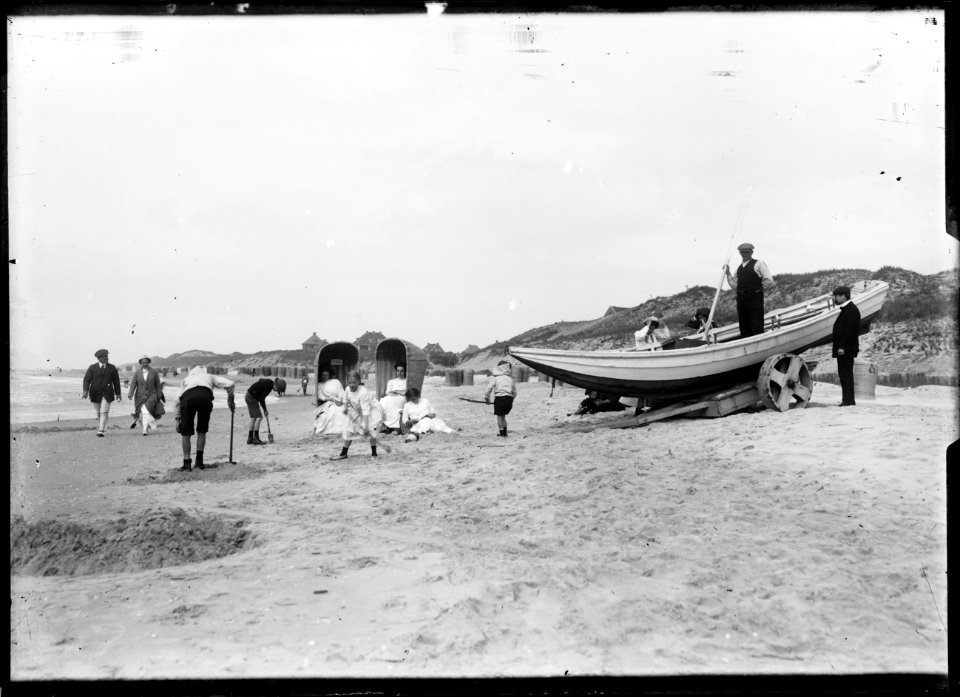 Het strand bezuiden de afgang Zeeweg, naar het noorden gezien - Regionaal Archief Alkmaar - FO1400107