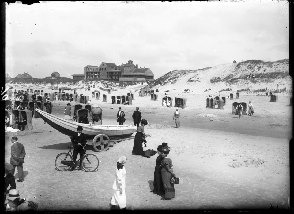 Het strand van Bergen aan Zee, even ten zuiden van de afgang Zeeweg, gezien naar het noord-oosten, met in het verschiet hotel Nassau Bergen - Regionaal Archief Alkmaar - FO1400103