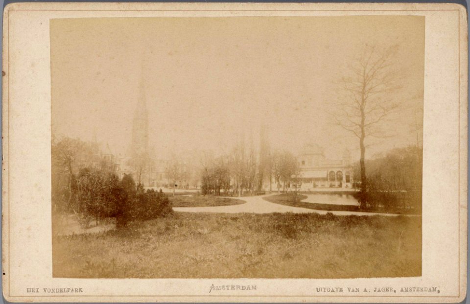Het Vondelpark gezien naar de Vondelkerk en het Paviljoen