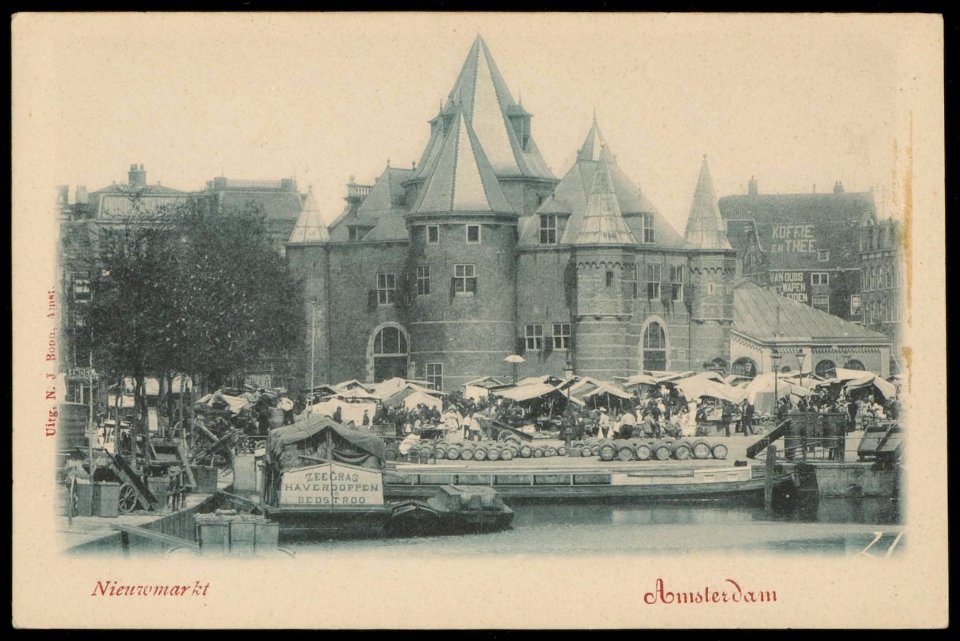 Het Waaggebouw, Nieuwmarkt 4 tijdens marktdag met een deel van de vishal. Uitgave N.J. Boon