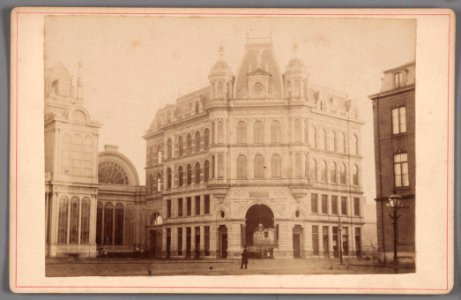 Het zojuist voltooide hoekpaviljoen van de Galerij aan het Westeinde gezien vanaf het Frederiksplein, met links het Paleis voor Volksvlijt