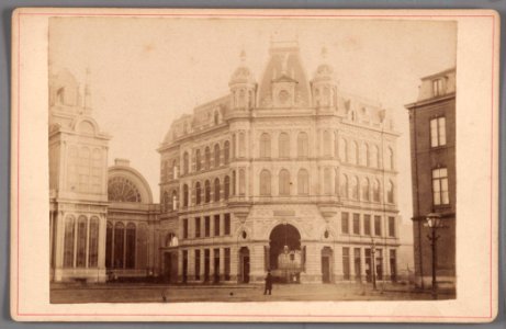 Het zojuist voltooide hoekpaviljoen van de Galerij aan het Westeinde gezien vanaf het Frederiksplein, met links het Paleis voor Volksvlijt photo