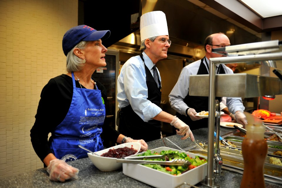 HHS Secretary Sebelius serves Thanksgiving Lunch to employees (Pic 2)