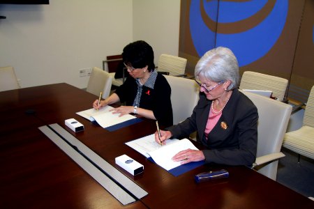 HHS Secretary Sebelius and WHO Director-General Margaret Chan join together to sign a Memorandum of Understanding between the U.S. Government and the World Health Organization