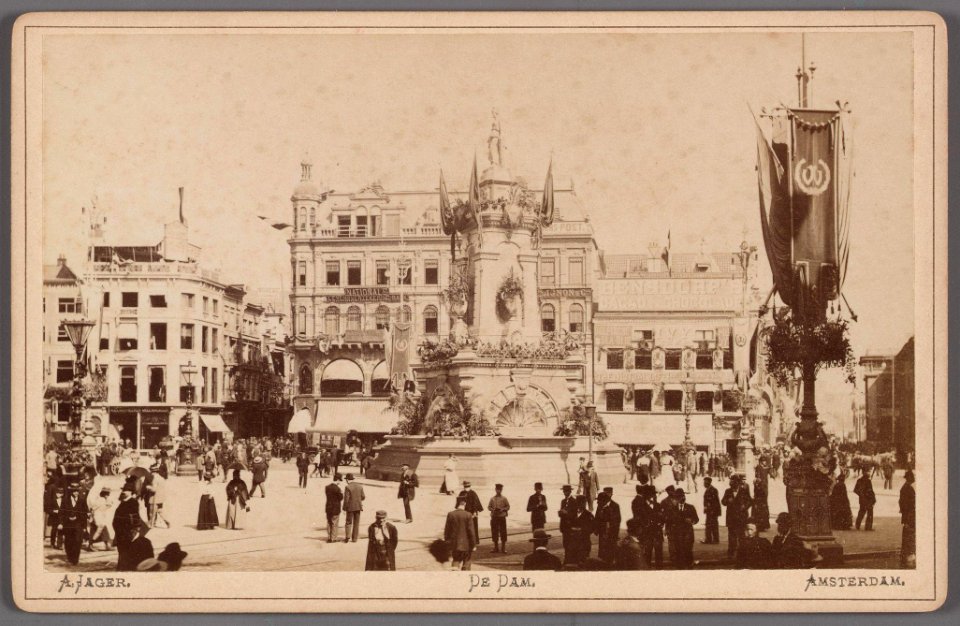 Het 'Monument ter herinnering aan den volksgeest van 1830-1831' met het beeld van De Eendracht ('Naatje van de Dam')