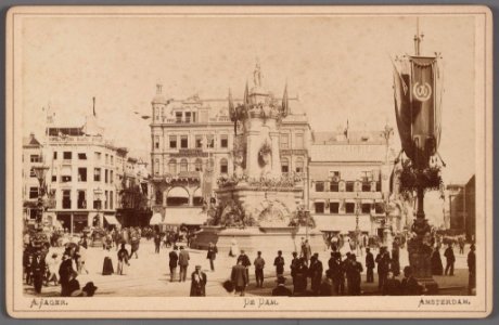 Het 'Monument ter herinnering aan den volksgeest van 1830-1831' met het beeld van De Eendracht ('Naatje van de Dam') photo