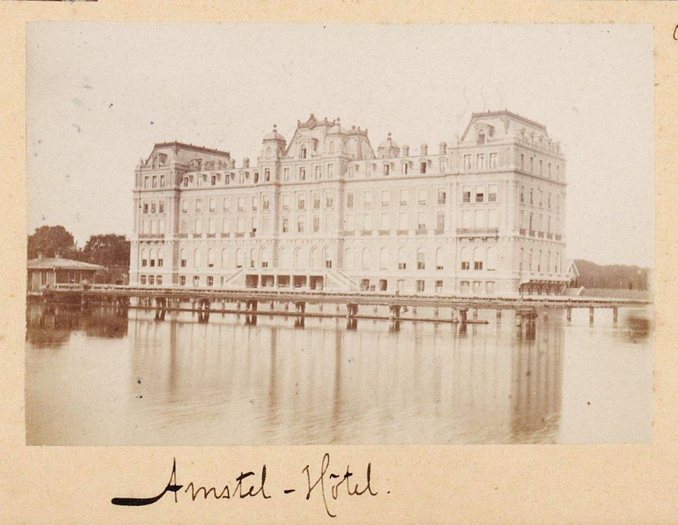 Het Amstel Hotel aan de Amstelzijde met de steiger van de jachthaven. Half-stereofoto