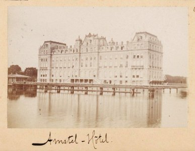 Het Amstel Hotel aan de Amstelzijde met de steiger van de jachthaven. Half-stereofoto photo