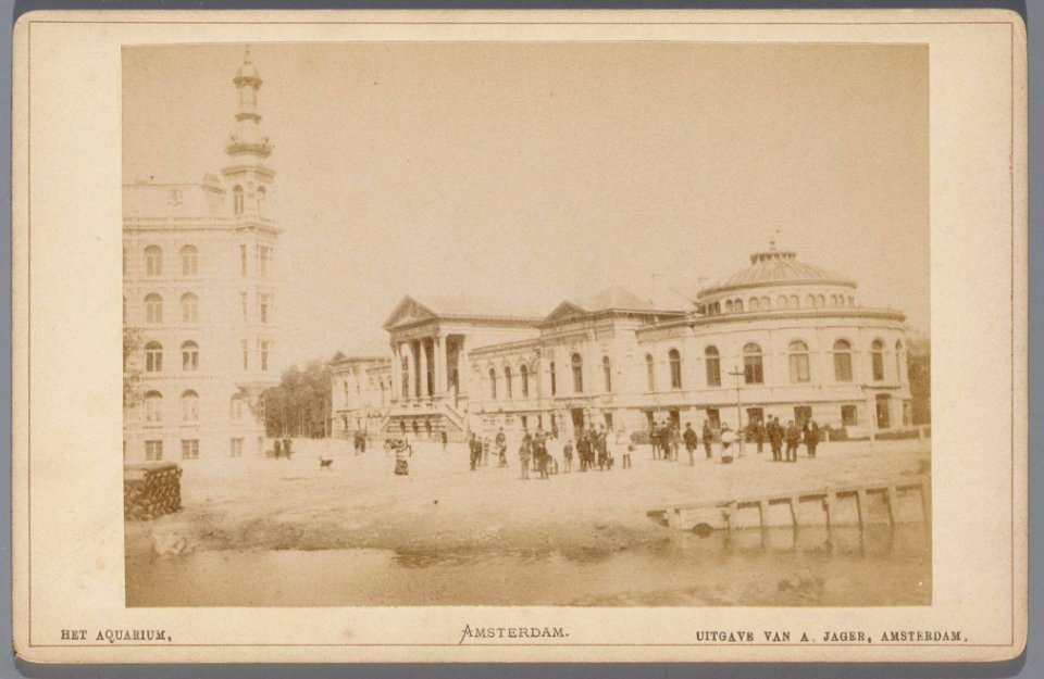 Het Aquariumgebouw van Artis, Plantage Middenlaan 53. Links Plantage Middenlaan 88 en op de voorgrond de Singelgracht-001