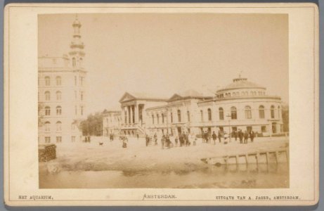 Het Aquariumgebouw van Artis, Plantage Middenlaan 53. Links Plantage Middenlaan 88 en op de voorgrond de Singelgracht-001