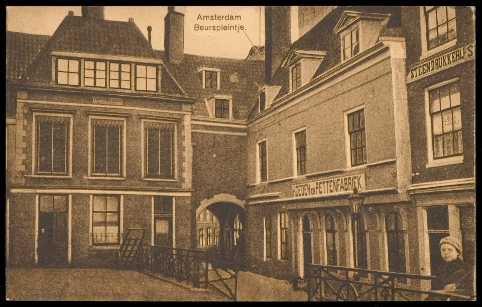 Het Beurspoortje gezien vanaf het Beurspleintje bij het begin van het Rokin. Uitgave J. Sleding, Afb PBKD00347000004