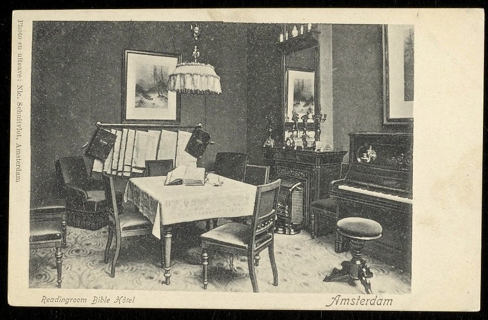 Het Bible-hotel dat tot 1911 aan het Damrak stond tussen het huidige Beursplein en de Warmoesstraat, Afb ANWU01679000017