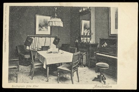 Het Bible-hotel dat tot 1911 aan het Damrak stond tussen het huidige Beursplein en de Warmoesstraat, Afb ANWU01679000017
