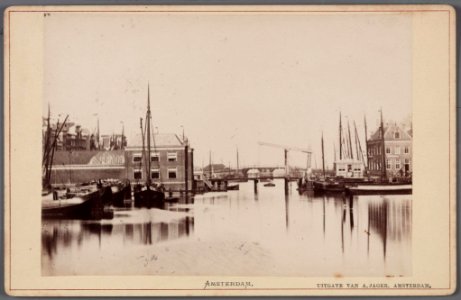 Het Damrak gezien in noordelijke richting naar de Oudebrug en de Nieuwebrug, met links de oude Korenbeurs-003