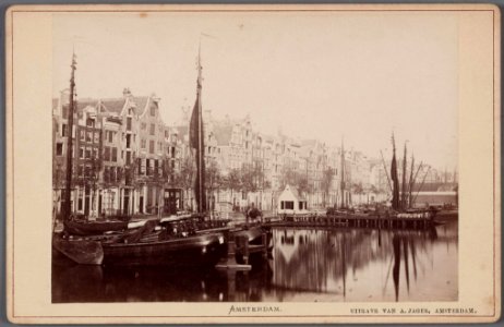 Het Damrak gezien in noordelijke richting voor de verbreding van de kade in 1873-004 photo