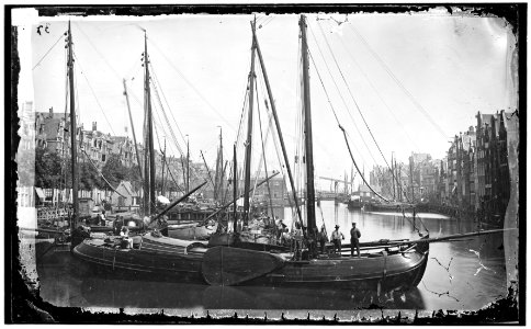 Het Damrak gezien in noordelijke richting vóór de verbreding van de kade in 1873 photo