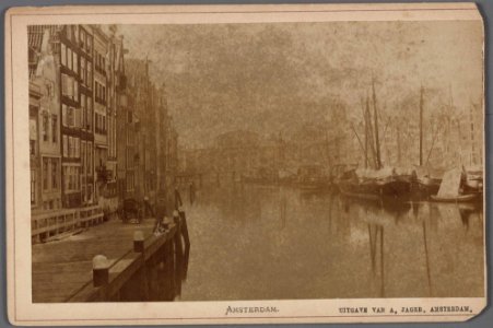 Het Damrak gezien naar de Beurs van Zocher en de Papenbrug vóór de demping-001 photo