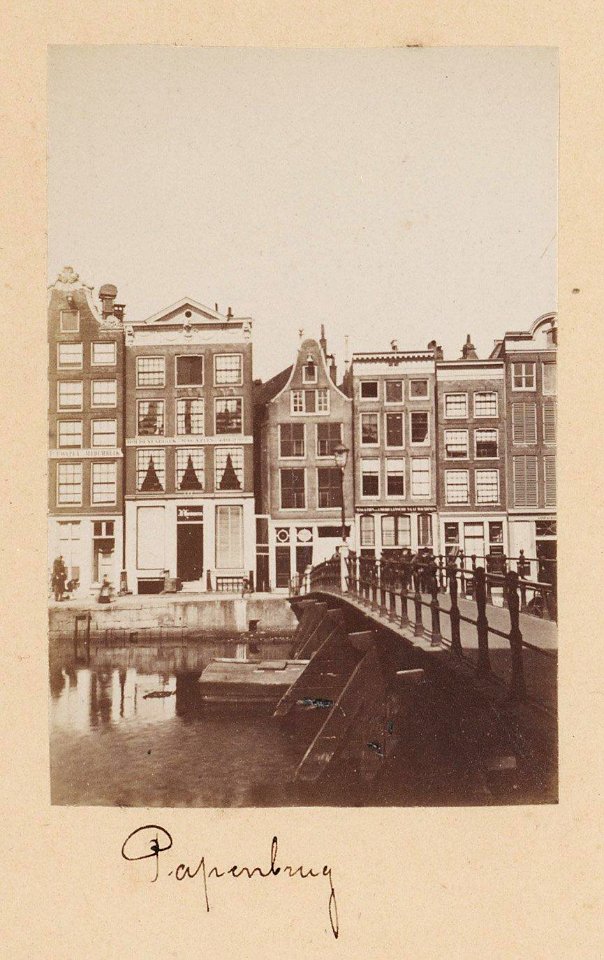 Het Damrak met daarover de Papenbrug voor de demping in 1883