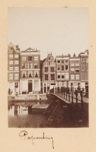 Het Damrak met daarover de Papenbrug voor de demping in 1883